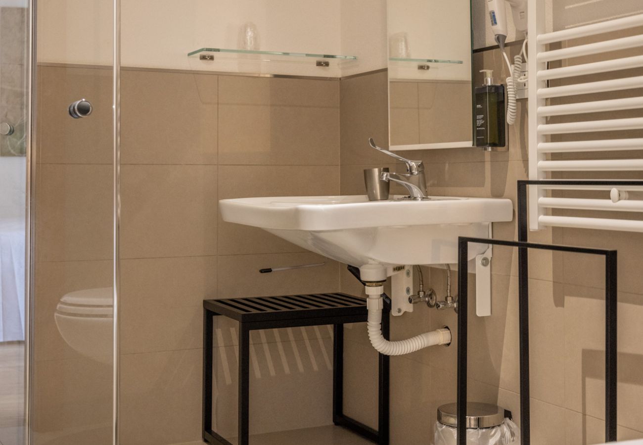 Affitto per camere a Pieve di Cadore - B&B GIALLO - Camera Menta con bagno per disabili