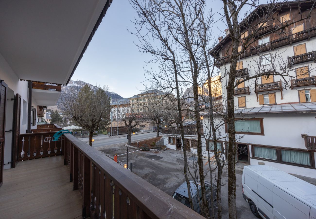 Appartamento a Cortina d´Ampezzo - Casa Ampezzo, in centro con balcone e parcheggio 