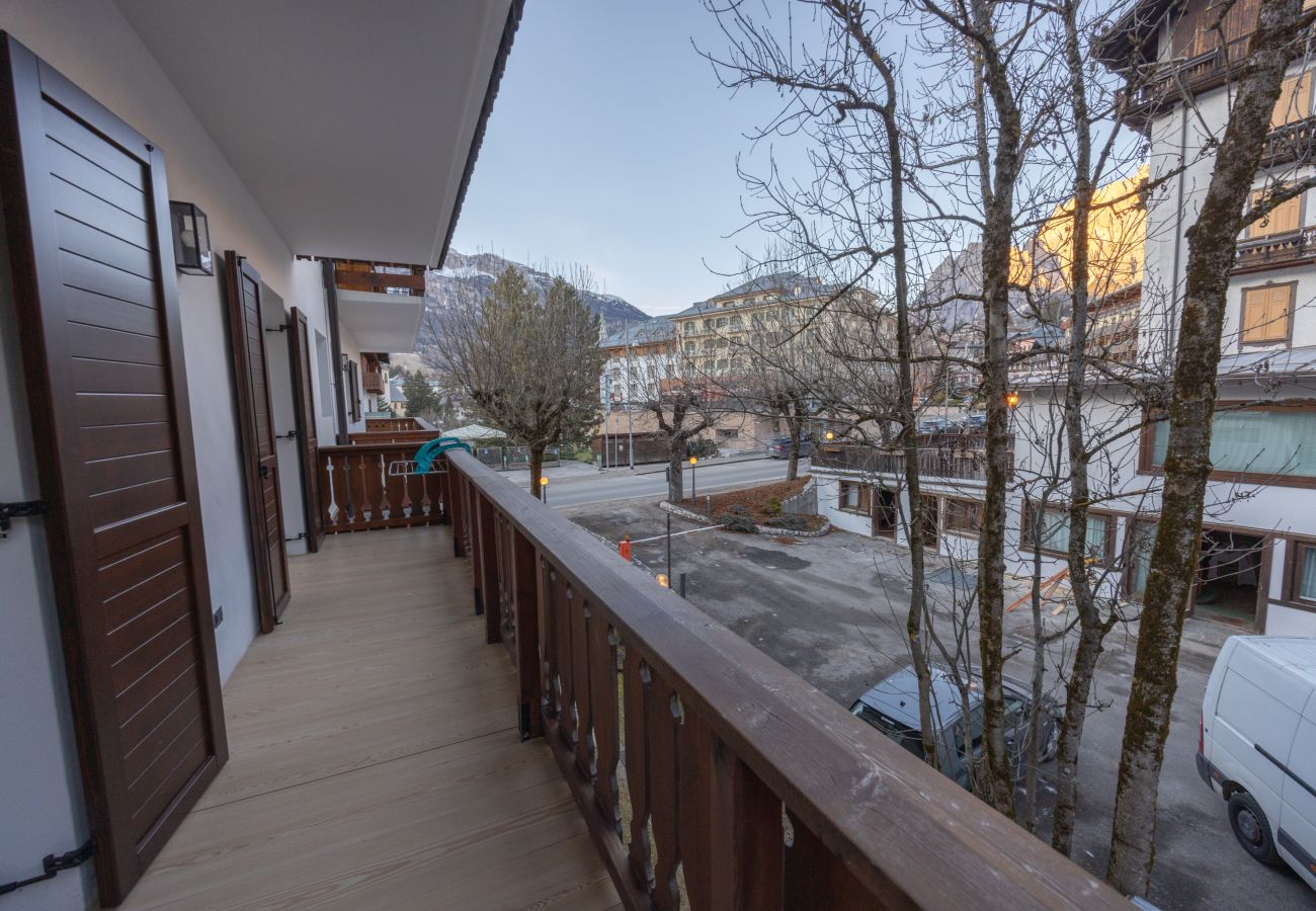 Appartamento a Cortina d´Ampezzo - Casa Ampezzo, in centro con balcone e parcheggio 