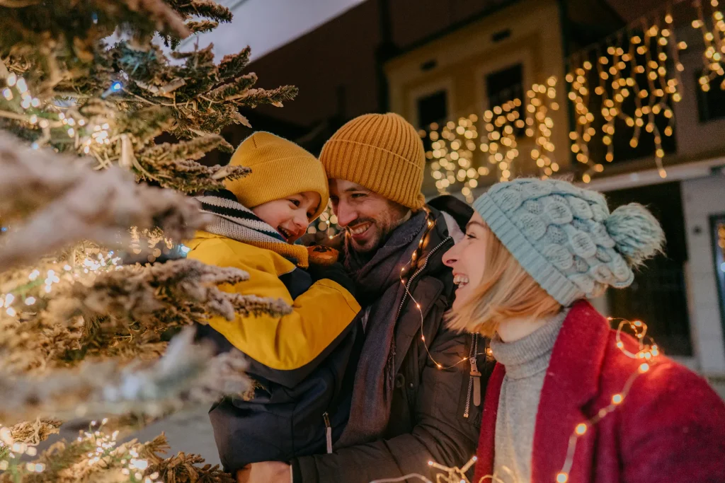 famiglia godendosi il natale sulle dolomiti