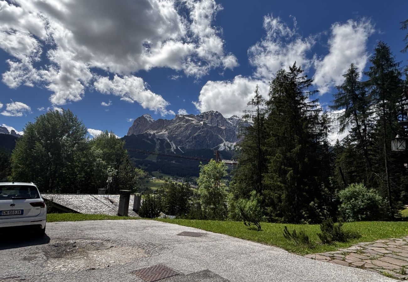 Ferienwohnung in Cortina d´Ampezzo - Casa Cosulich – elegante mit möblierter Terrasse und Dolomitenblick