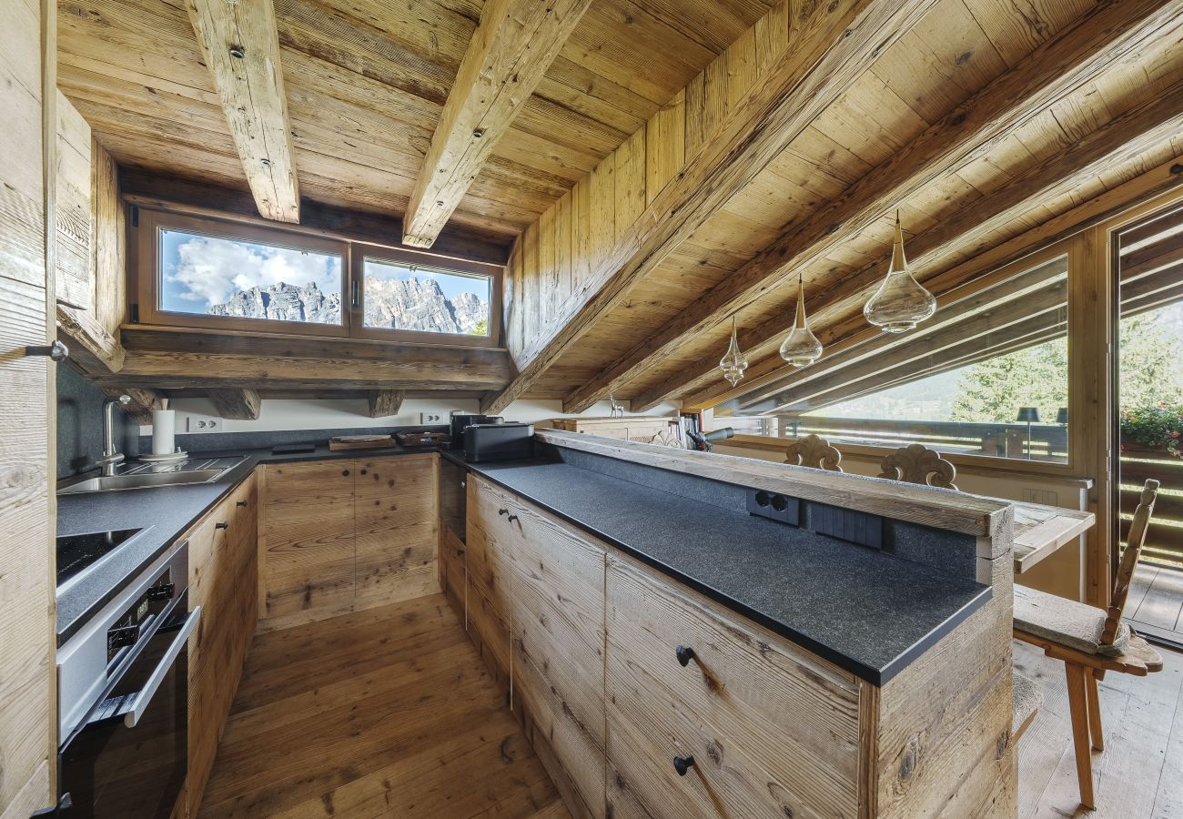 Apartment in Cortina d´Ampezzo - Casa Villa Diana, on the ski slopes with a panoramic balcony