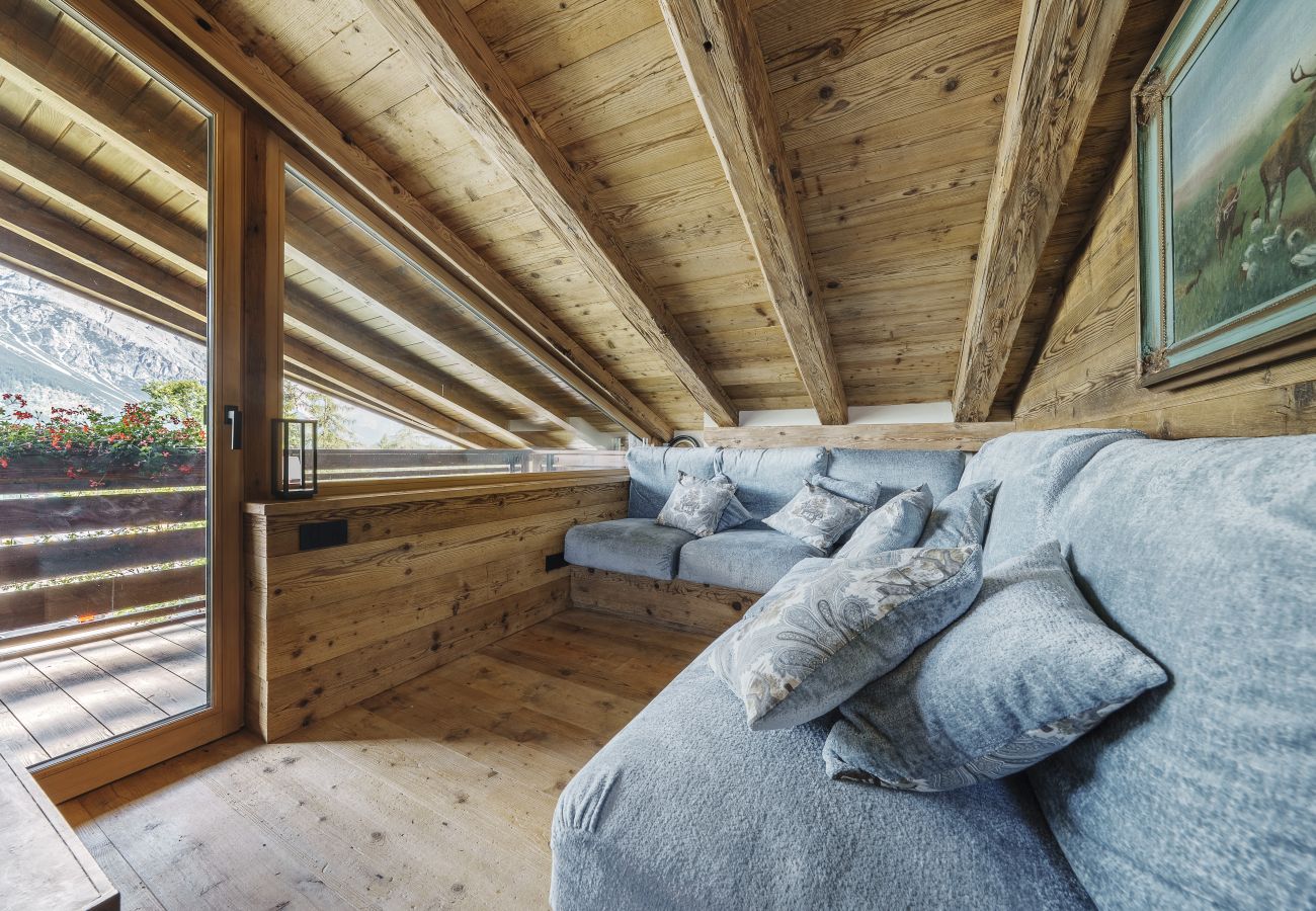 Apartment in Cortina d´Ampezzo - Casa Villa Diana, on the ski slopes with a panoramic balcony