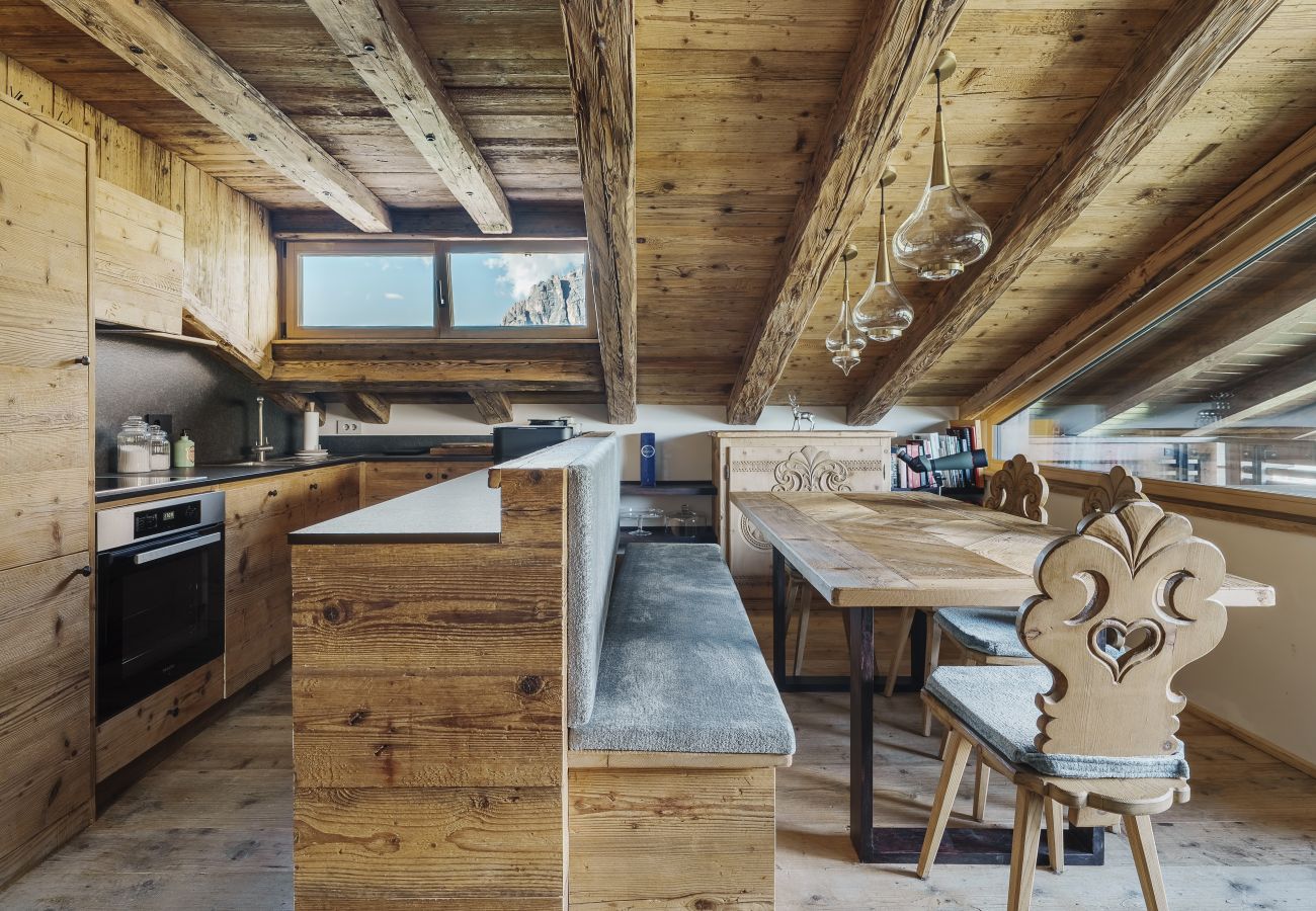Apartment in Cortina d´Ampezzo - Casa Villa Diana, on the ski slopes with a panoramic balcony