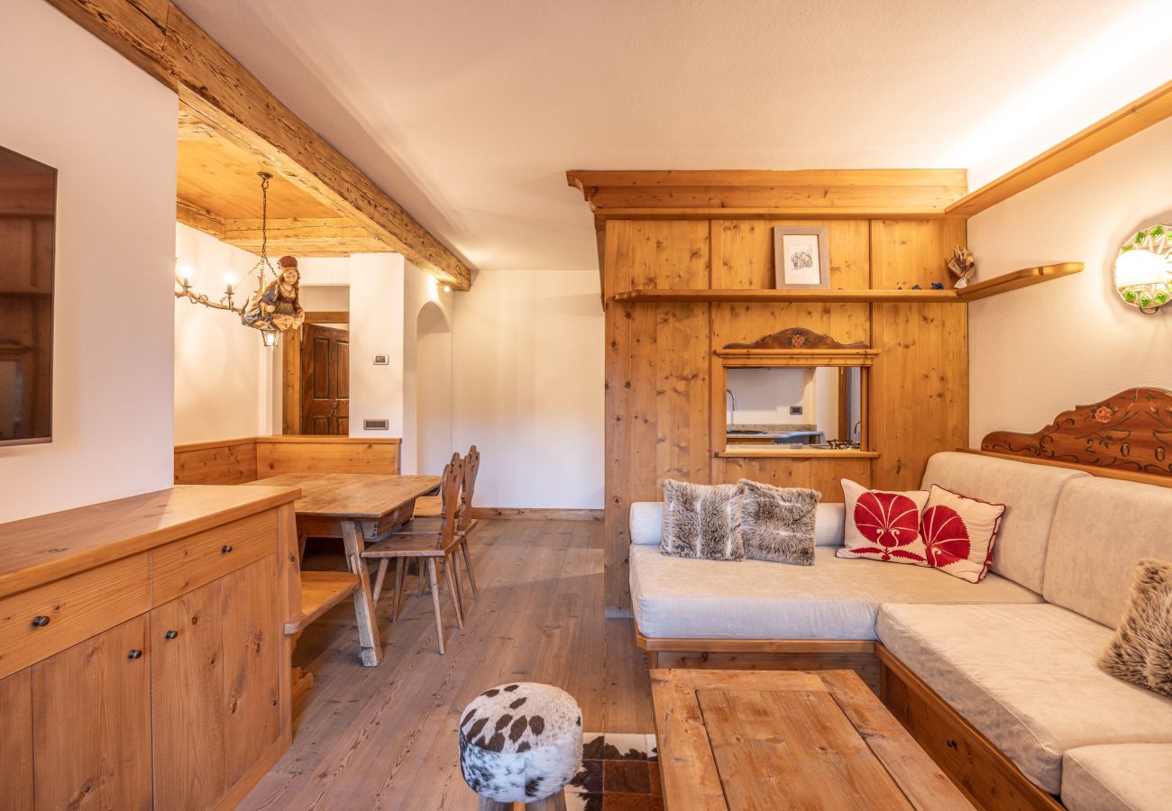 Apartment in Cortina d´Ampezzo - Casa Ampezzo, in the town center with balcony and parking area