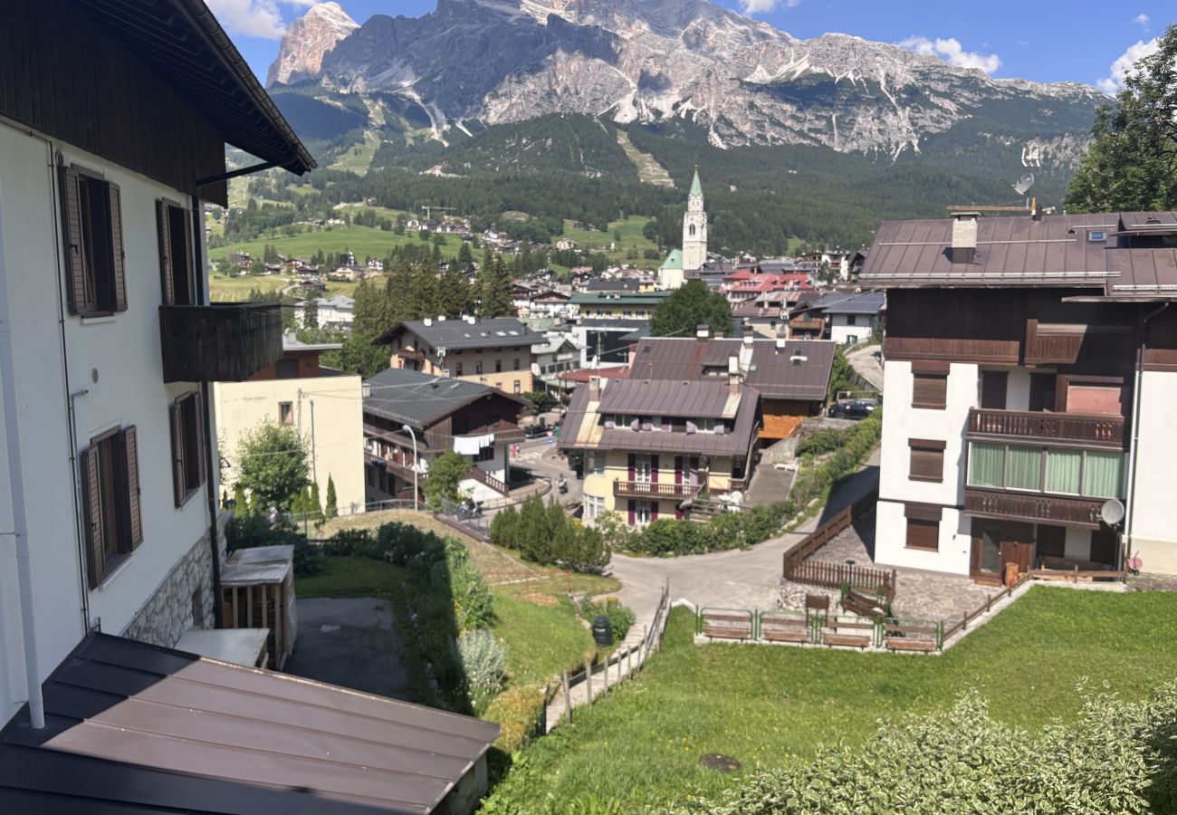 Apartment in Cortina d´Ampezzo - Casa di Gio, close to the center with balcony and beautiful views